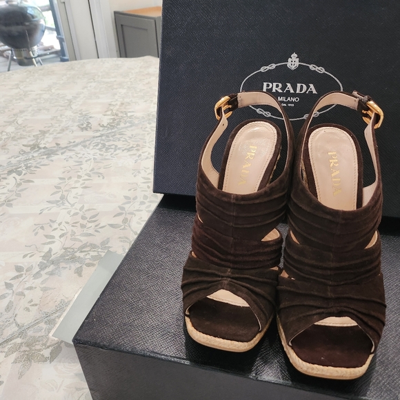 Prada Size 38.5 / 8.5 Women's. DARK BROWN. EXCELLENT CONDITION. COMES WITH BOX. - Picture 4 of 9